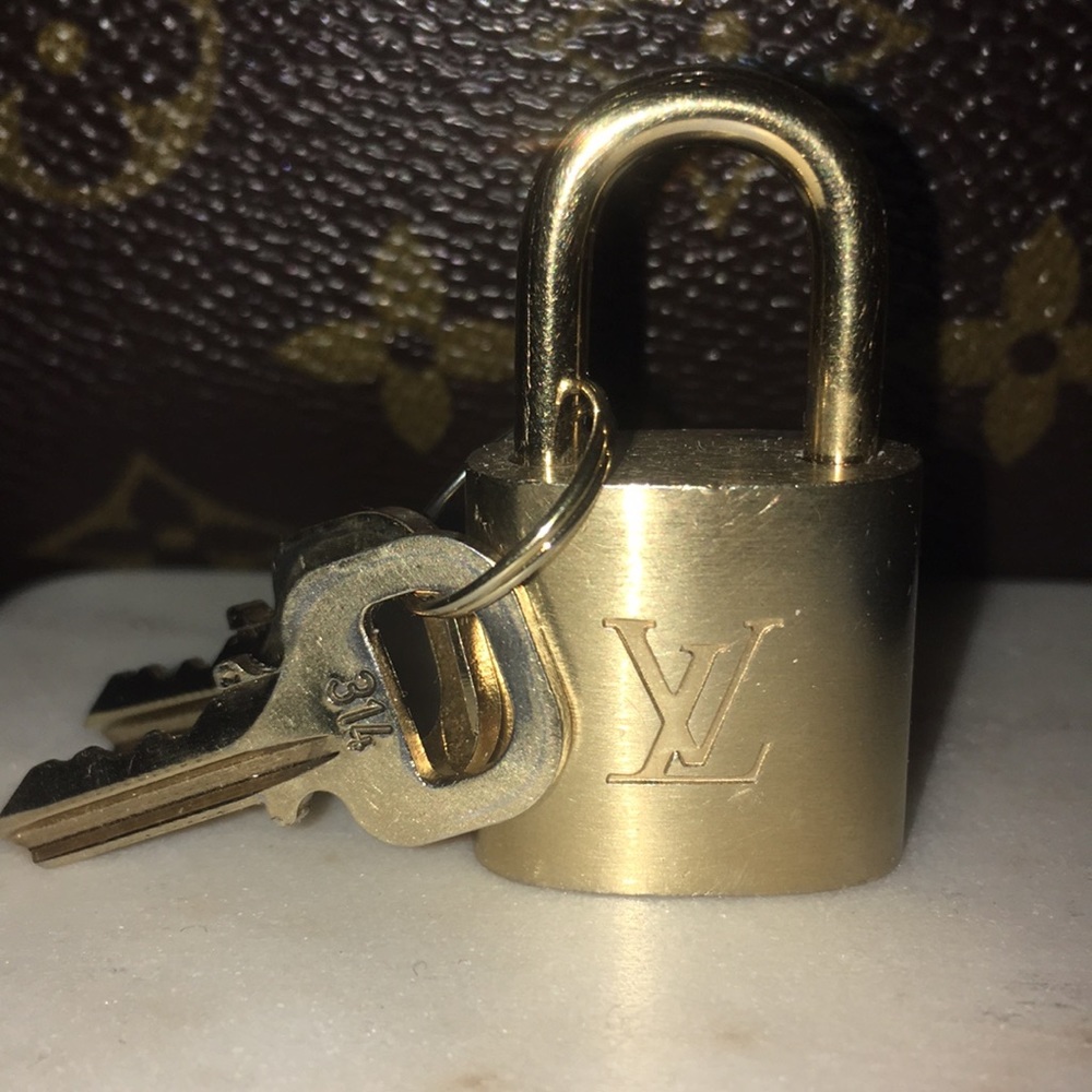 ✨LV LOCK AND KEYS 🔐💛